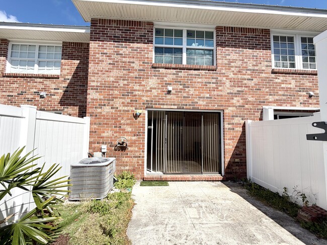 Building Photo - 413 N Cypress Dr