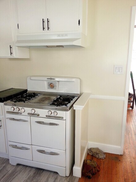 great vintage stove - 3120 Colorado Ave