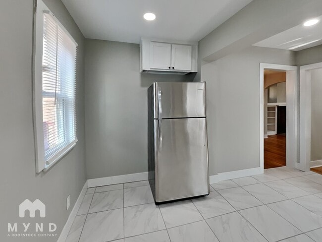 Building Photo - 727 Reinhard Ave