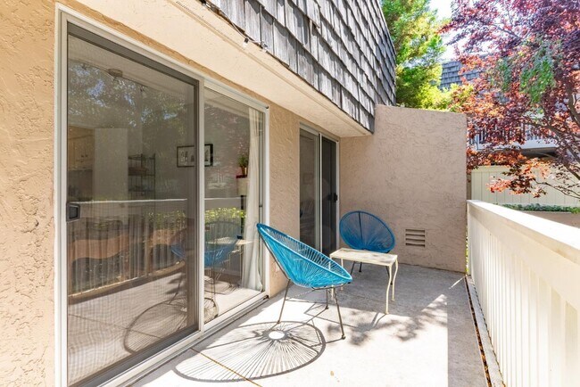 Building Photo - 675 Sharon Park Dr