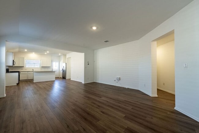 Building Photo - Charming Sunlit 4-Bedroom 2-Bathroom Home!