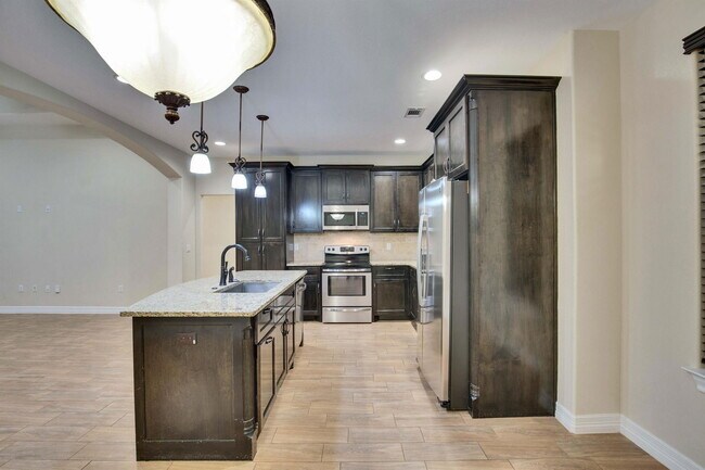 Building Photo - 118 N Buckhorn Dr