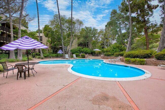 Building Photo - 1/2 off 1st month rent move in special at the Bluffs!!!