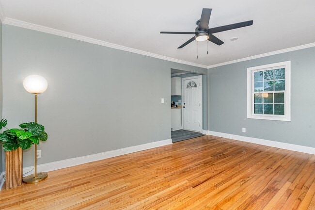 Building Photo - Beautifully Renovated 3-Bedroom Home in Fr...