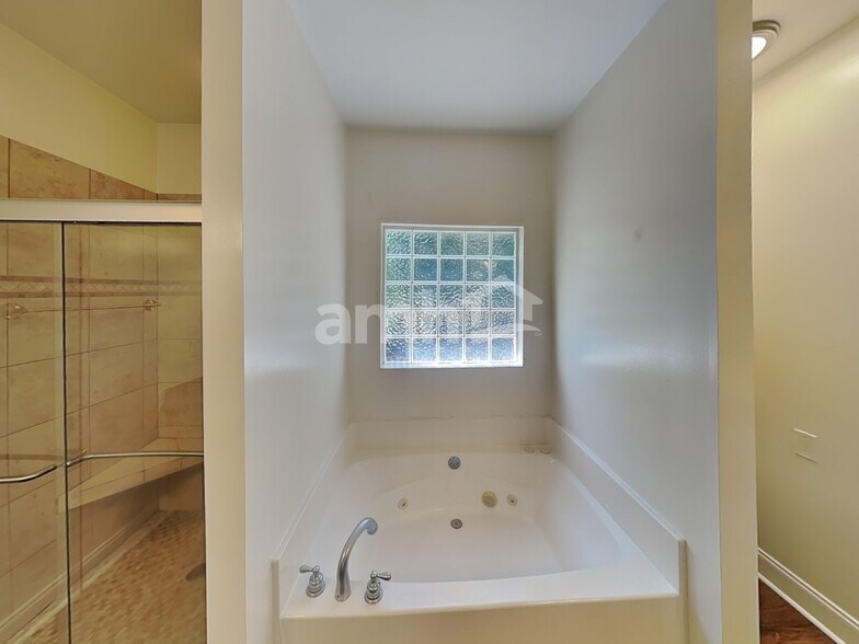 Building Photo - 447 Titans Cir