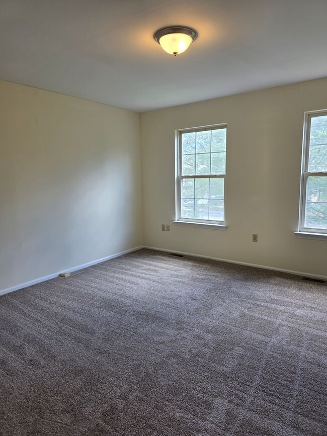 Building Photo - 13 Farland Way