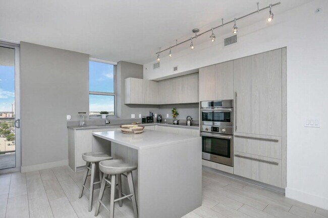 Building Photo - 4010 S Ocean Dr