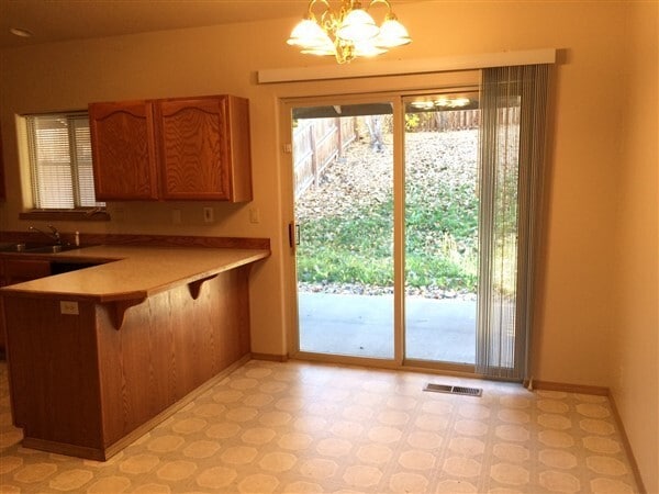 Building Photo - 2147-2149 SW Canyon Dr