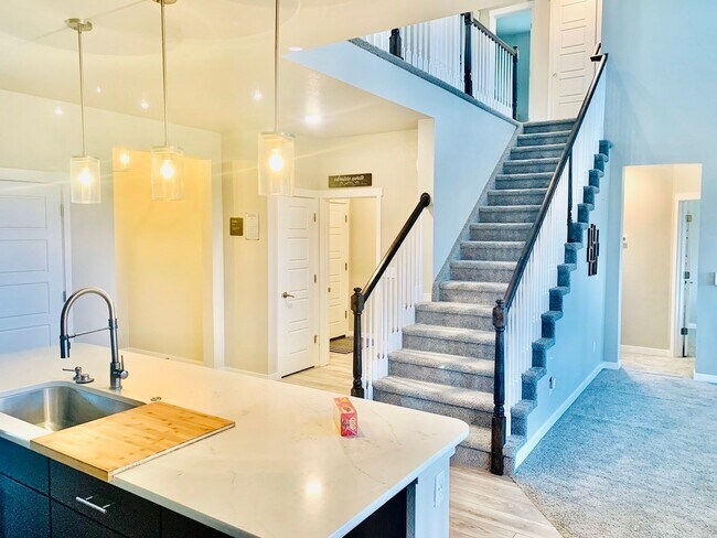 Building Photo - $2828 | 6BR/4BR | Fully Furnished Home in ...