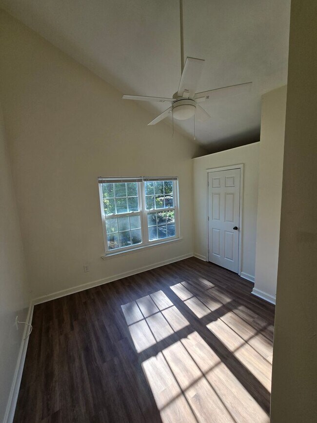 Building Photo - P735