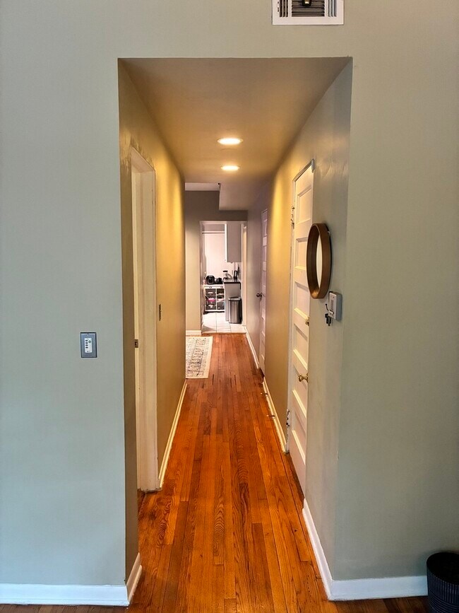 Building Photo - 902 W Grace St