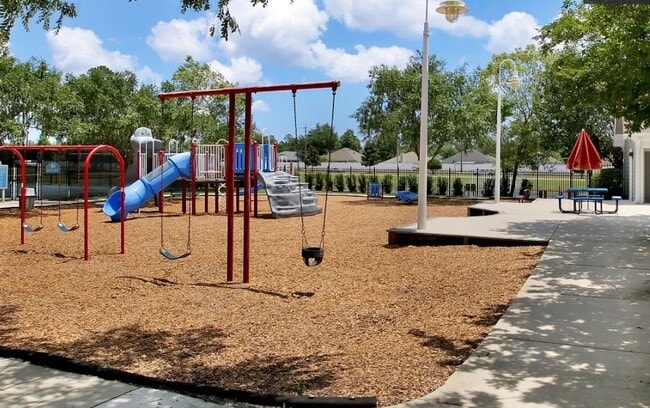 Building Photo - Beautiful 4/3, Amenities Galore! Located i...