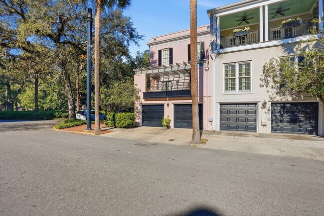 Building Photo - 3 BED | 4 BATH | TWO CAR GARAGE | HISTORIC DISTRICT TOWNHOME