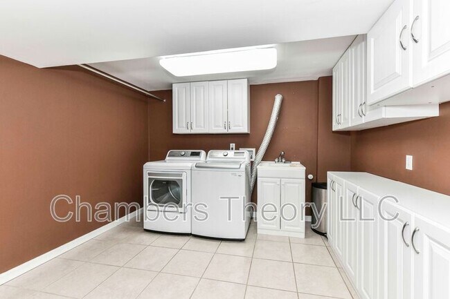 Building Photo - 9205 Hamilton Dr