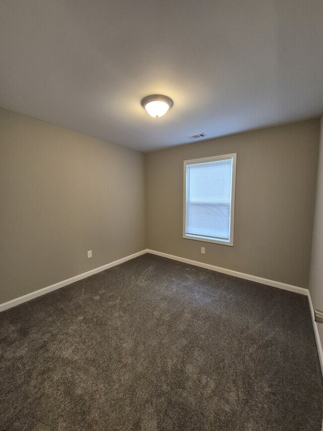 Building Photo - 595 Vaughn Rd