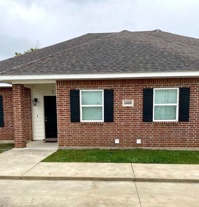 Building Photo - Modern 3B/2B Duplex Available in South Lake Charles