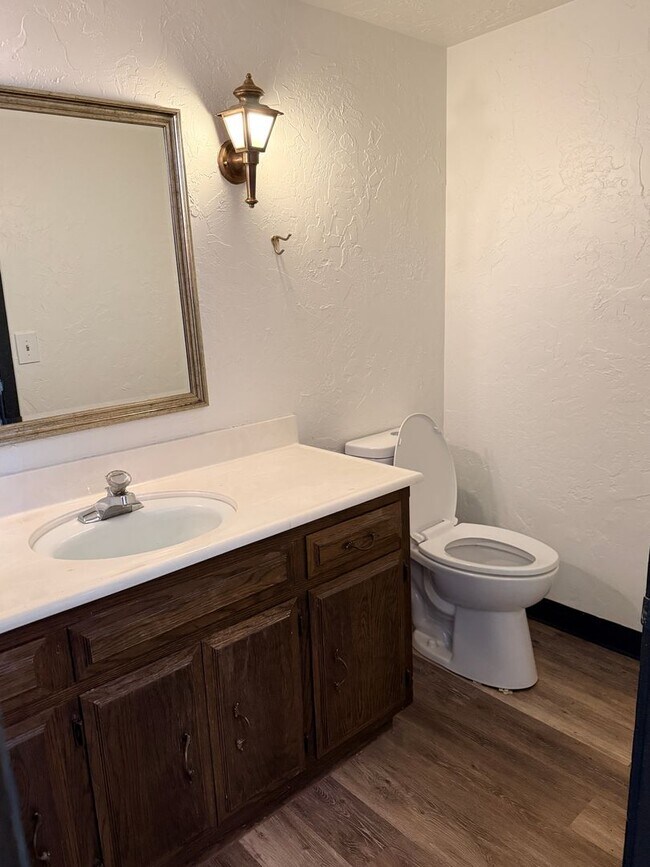 Building Photo - 4 Bed 2.5 Bath House with yard in McLaren Ranch