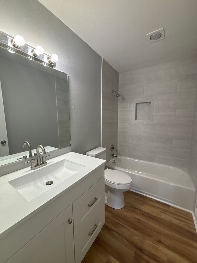 Building Photo - 2 Bed 2 Bath Coming Soon!
