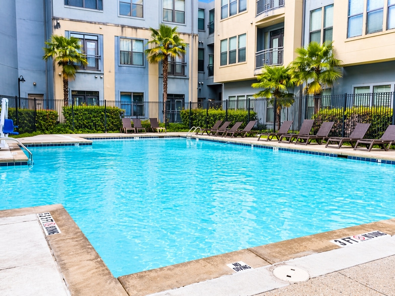 Resort style swimming pool - 401 16th St NW