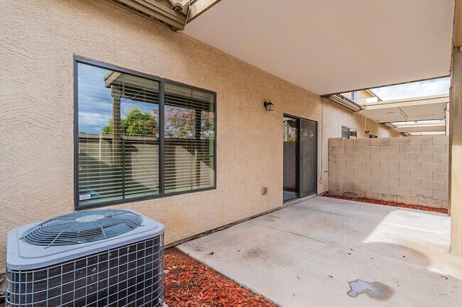 Building Photo - Large 3 bedroom 3 bathroom townhomes