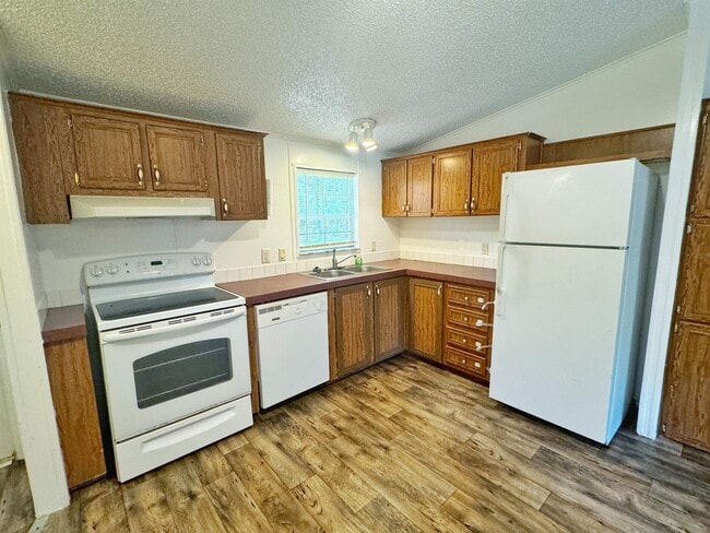 Building Photo - 5872 Pine Creek Dr