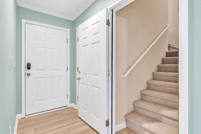 Building Photo - Spacious 3BR, 2BA Townhome with 2-Car Garage & Fireplace $1850/mo rent***