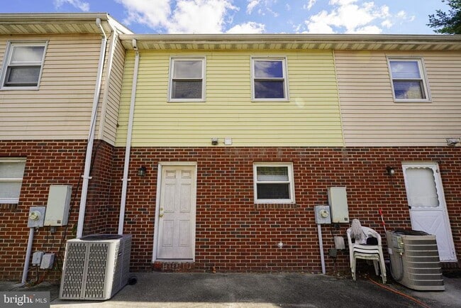 Building Photo - 726 Hemlock St