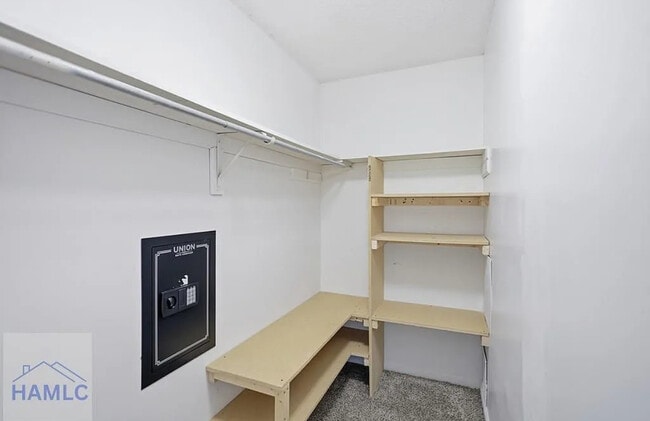 Building Photo - 664 Windhaven Dr