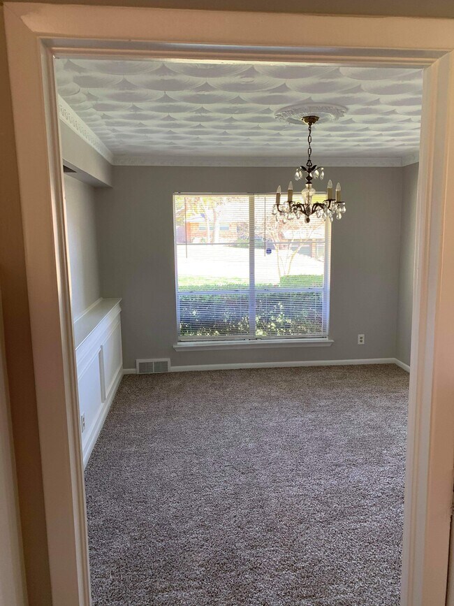 dining room street view - 5515 Longleaf Ln