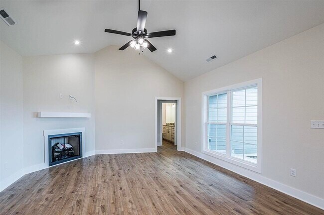 Building Photo - 2437 Topeka Rd