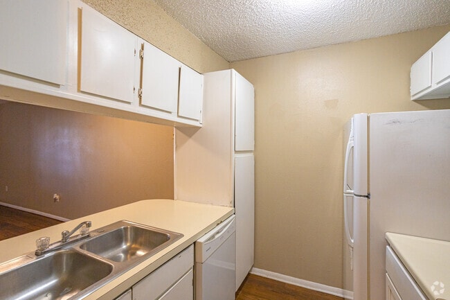 2BR, 2BA - 920SF - Park 220