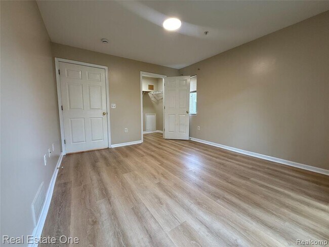 Building Photo - 862 Brandon Ave
