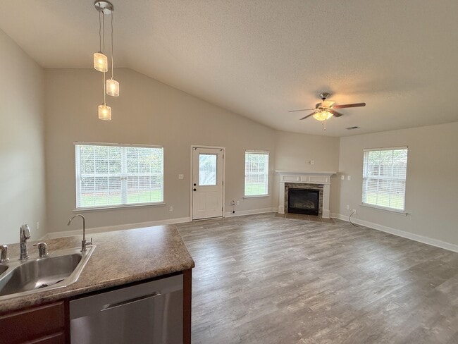 Building Photo - 211 High Green Dr
