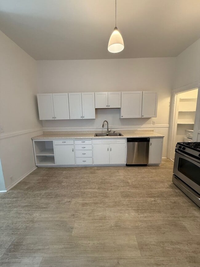 Building Photo - 2 BR/1 BA Single Family Home, Spacious Kit...