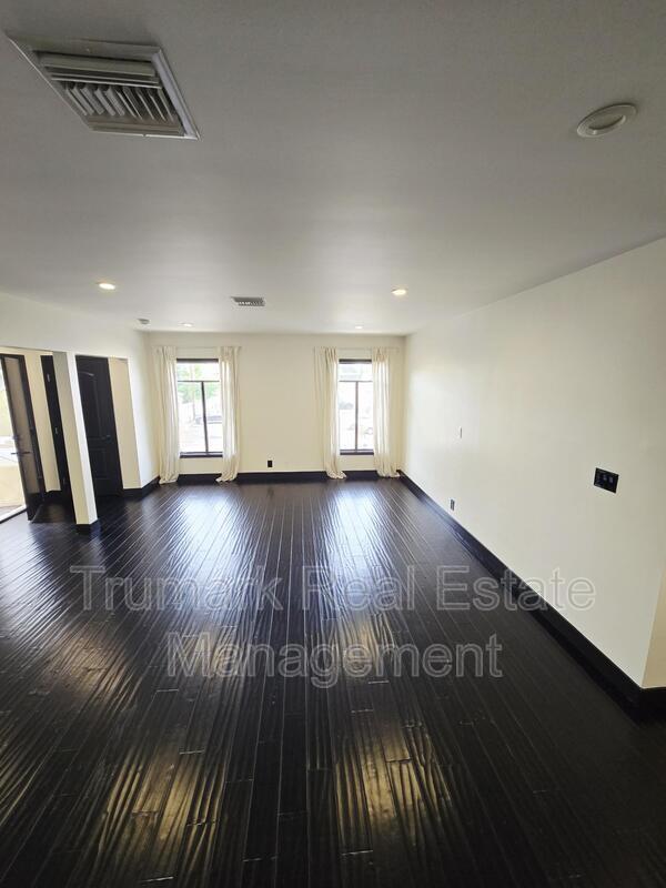 Building Photo - 12426 Moorpark St