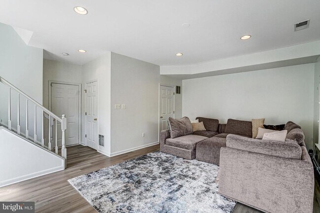 Building Photo - 8535 Wyngate Manor Ct