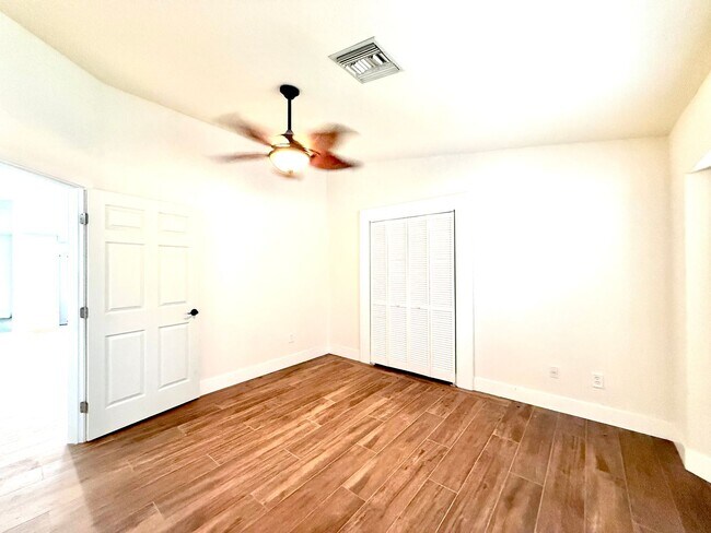 Building Photo - Landau Manor - FANTASTIC 4Br/2ba/3 car garage w/ POOL & SOLAR!