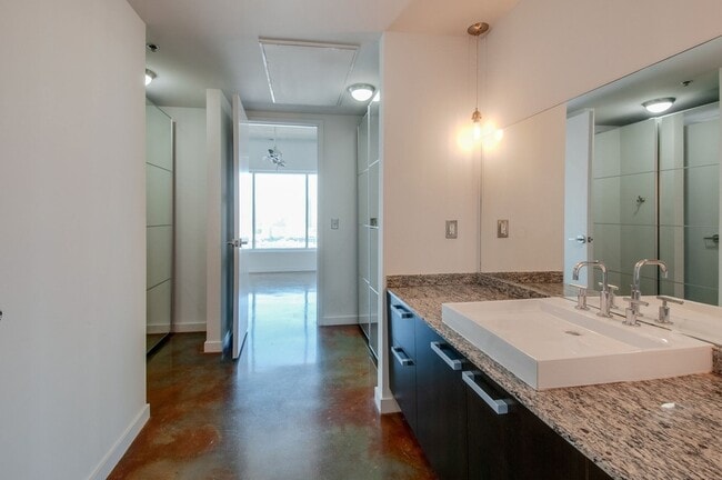 Building Photo - 600 12th Ave S