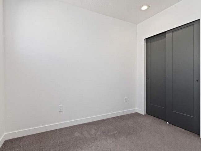 Building Photo - Downtown Beautiful 4 bed, 4 bath town-home