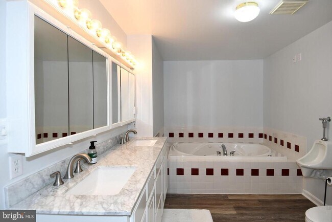 Building Photo - 10049 Meleen Dr