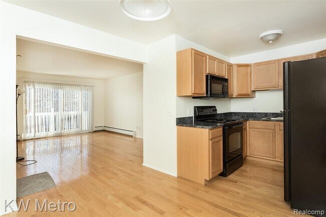 Building Photo - 2425 Torquay Ave