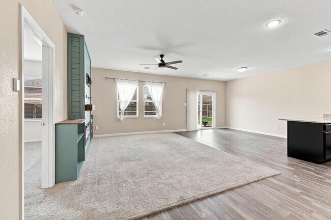Building Photo - 405 Willow Creek Dr