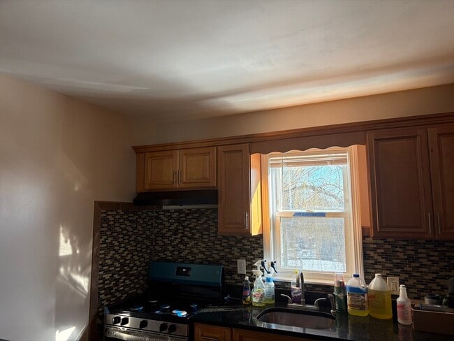 Building Photo - 14 School St