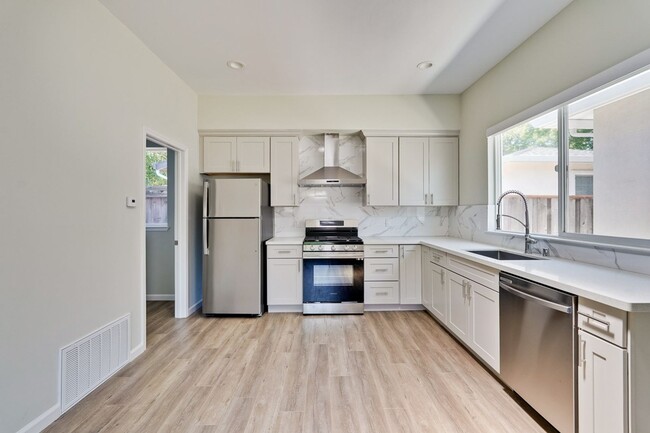 Building Photo - Excellent 2 bed 1 Bath ADU