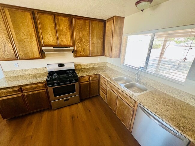 Building Photo - 3-Bedroom Hesperia Home on a Large Lot!