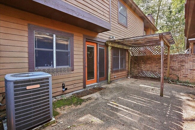 Building Photo - 14 Shore Dr