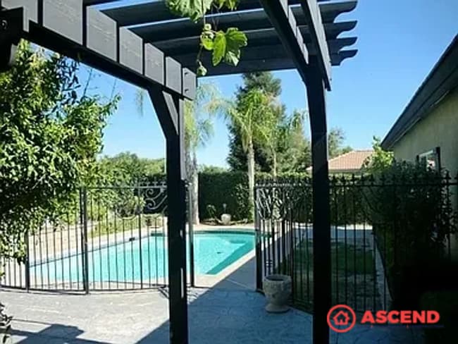 Building Photo - 4 Bedroom Home Next To CSUB!