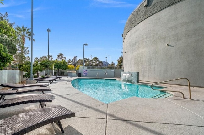 Building Photo - 360 E Desert Inn Rd