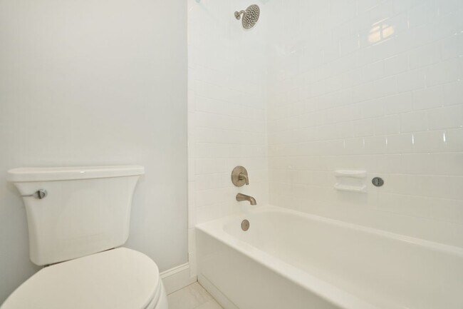 Building Photo - 9900 Kingsbridge Dr