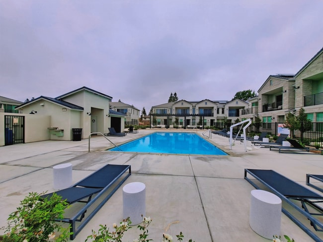 Building Photo - Experience Comfort and Style in This Venet...